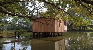Rybářské ubytování na vodní hladině v Jižních Čechách