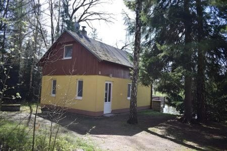 chata-roudna-u-luznice-dve-parkovaci-stani-u-chaty-9cf5-
