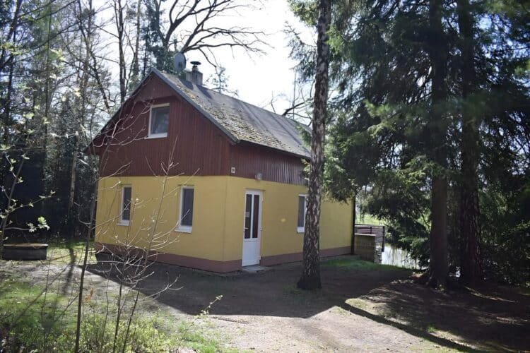 chata-roudna-u-luznice-dve-parkovaci-stani-u-chaty-9cf5-