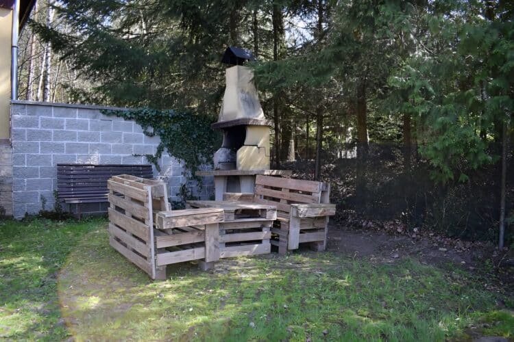 chata-roudna-u-luznice-venkovni-posezeni-u-ohniste-a-krbu-01ea-