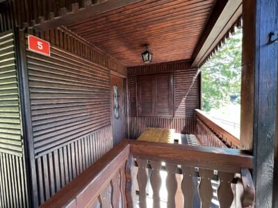 veranda-s-posezenim-u-vchodu-do-chaty-a574-